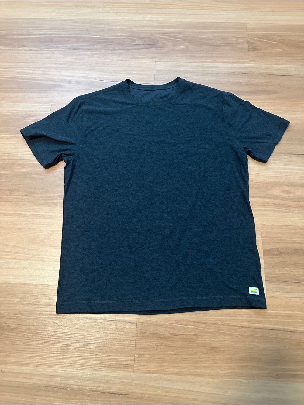 Vuori Men's Short Sleeve Crew T-Shirt in dark gray